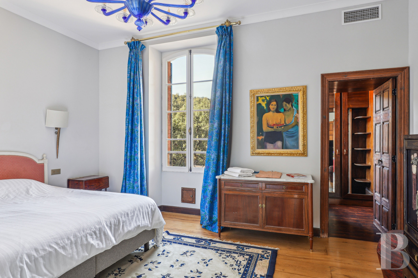 Dans le Var, sur la commune de Sainte-Maxime, une villa d’inspiration italienne dominant l’horizon jusqu’à la mer - photo  n°24