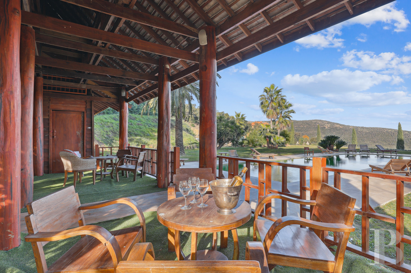 Dans le Var, sur la commune de Sainte-Maxime, une villa d’inspiration italienne dominant l’horizon jusqu’à la mer - photo  n°39