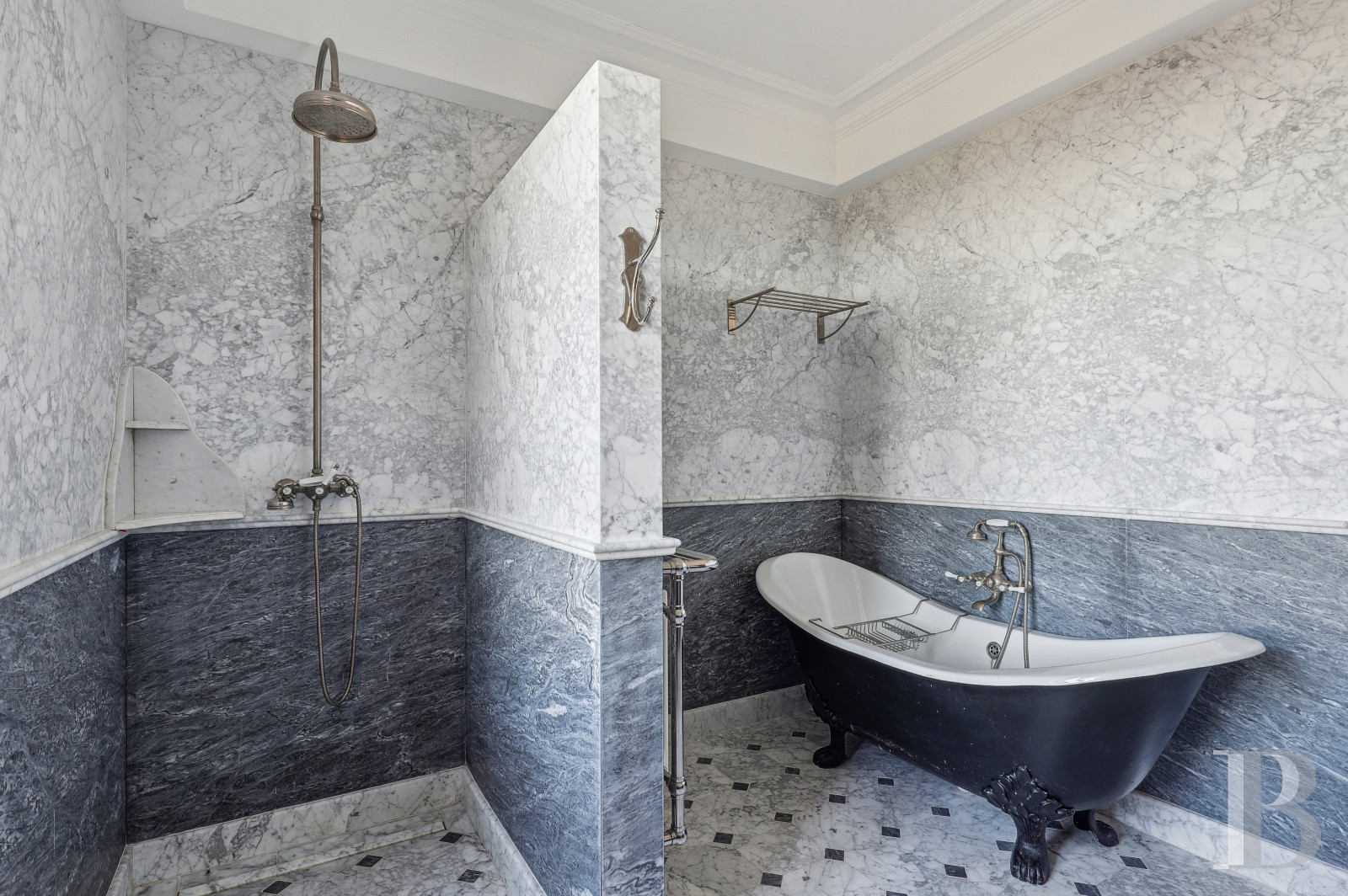 Dans le Var, sur la commune de Sainte-Maxime, une villa d’inspiration italienne dominant l’horizon jusqu’à la mer - photo  n°34