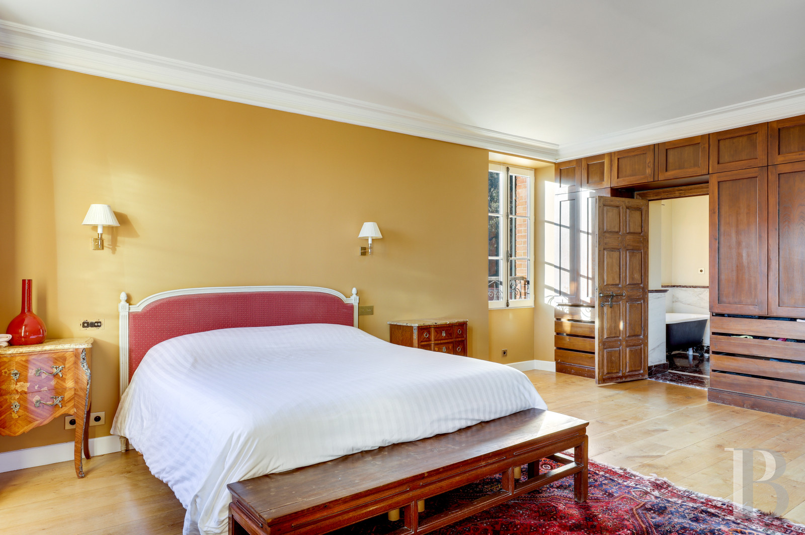 Dans le Var, sur la commune de Sainte-Maxime, une villa d’inspiration italienne dominant l’horizon jusqu’à la mer - photo  n°36