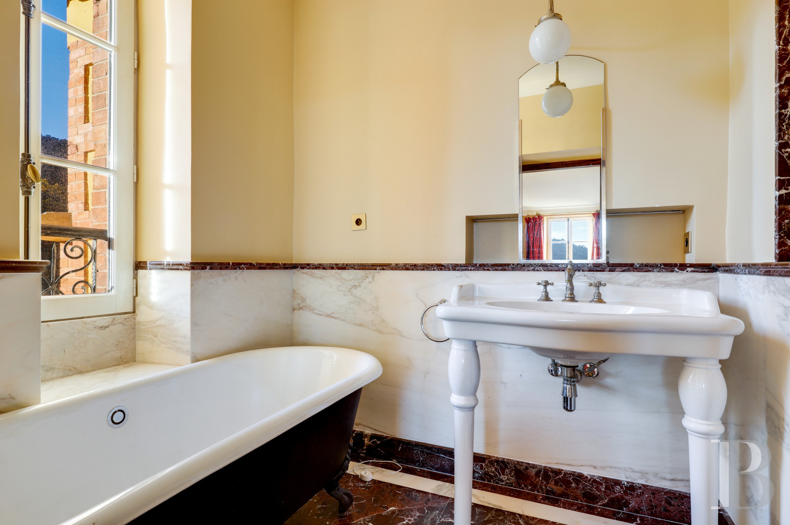 Dans le Var, sur la commune de Sainte-Maxime, une villa d’inspiration italienne dominant l’horizon jusqu’à la mer - photo  n°37