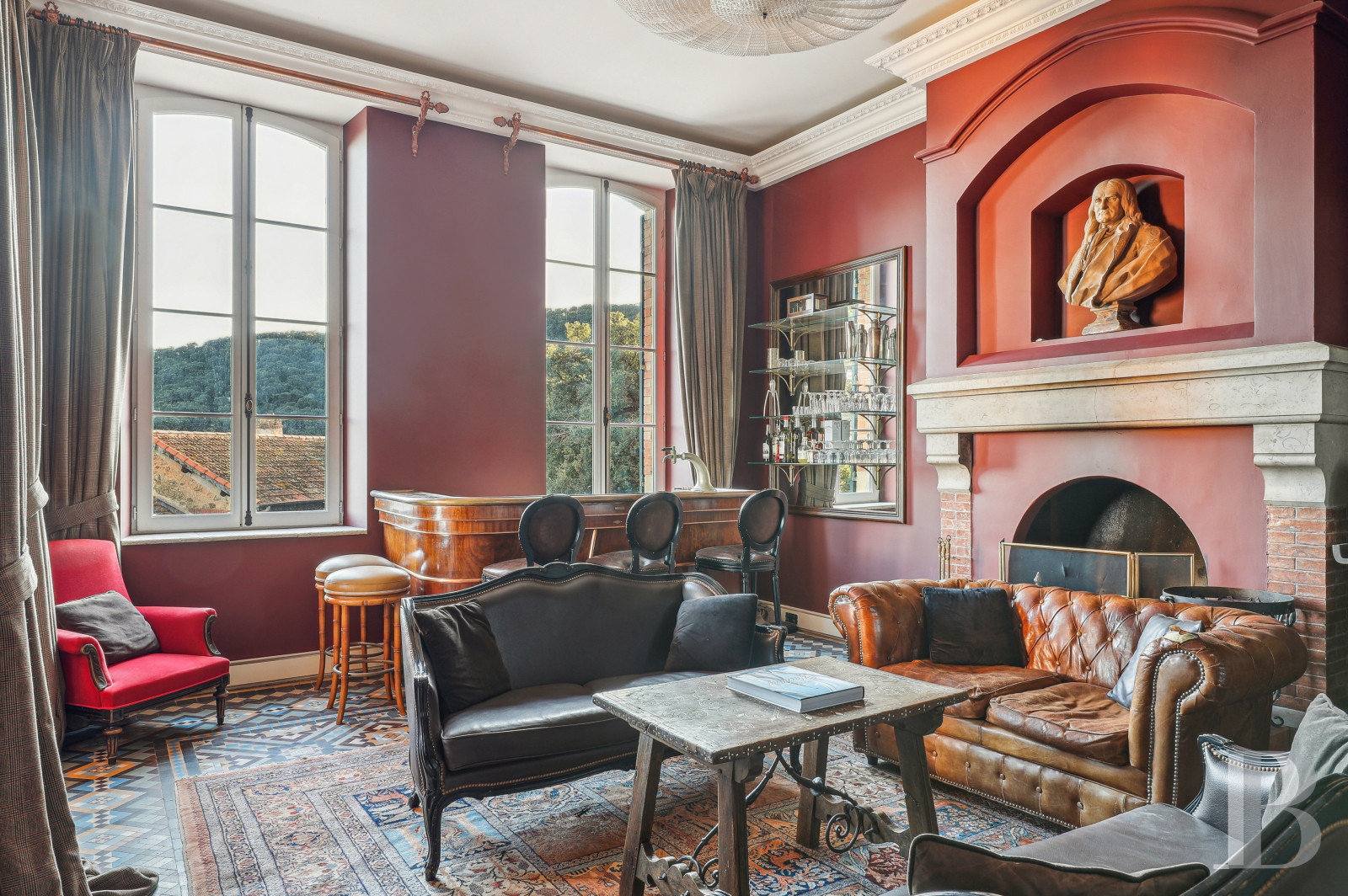 Dans le Var, sur la commune de Sainte-Maxime, une villa d’inspiration italienne dominant l’horizon jusqu’à la mer - photo  n°9