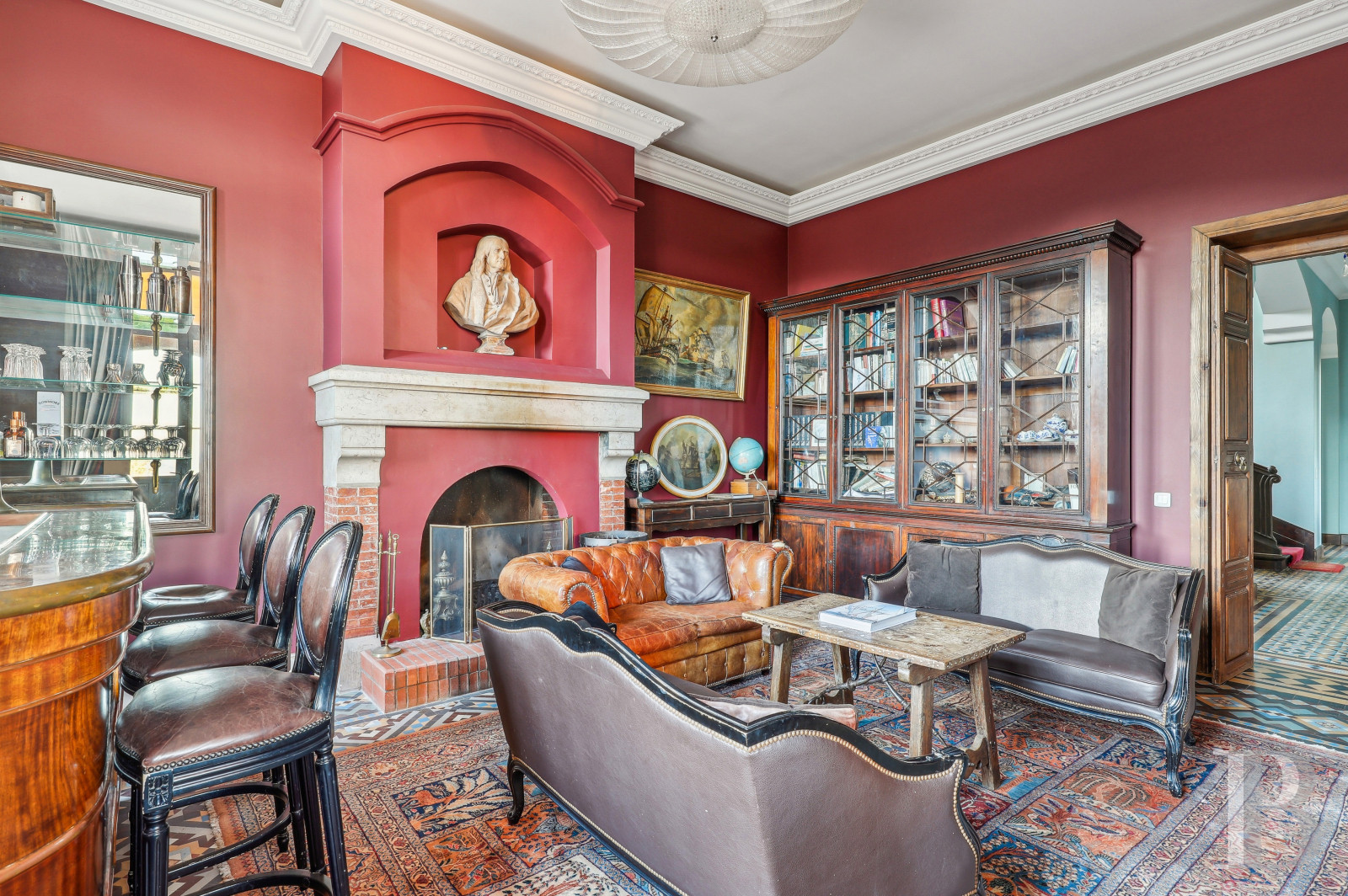 Dans le Var, sur la commune de Sainte-Maxime, une villa d’inspiration italienne dominant l’horizon jusqu’à la mer - photo  n°8