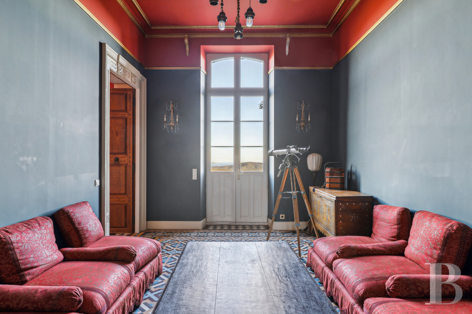 Dans le Var, sur la commune de Sainte-Maxime, une villa d’inspiration italienne dominant l’horizon jusqu’à la mer - photo  n°12