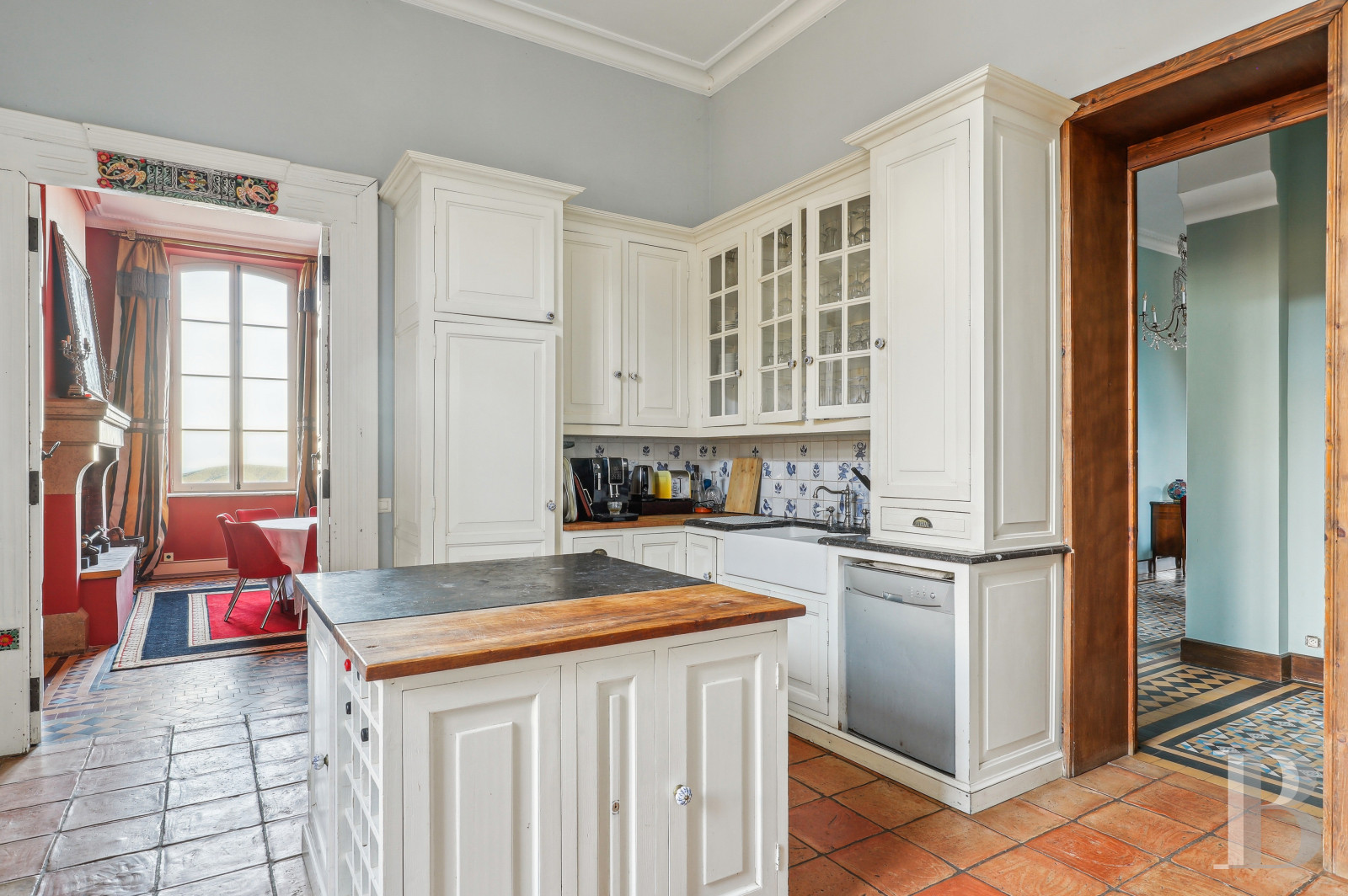 Dans le Var, sur la commune de Sainte-Maxime, une villa d’inspiration italienne dominant l’horizon jusqu’à la mer - photo  n°14