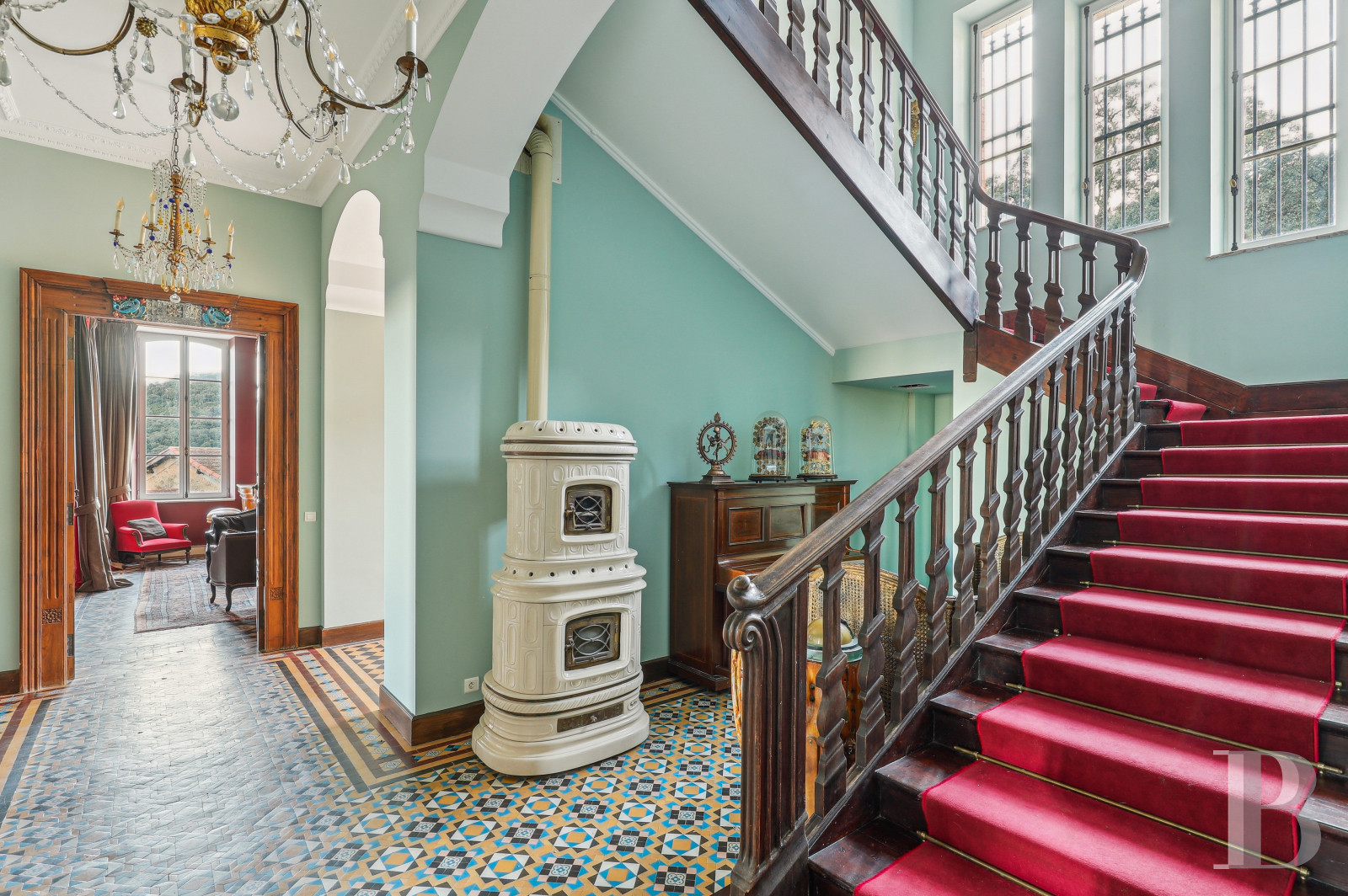 Dans le Var, sur la commune de Sainte-Maxime, une villa d’inspiration italienne dominant l’horizon jusqu’à la mer - photo  n°7