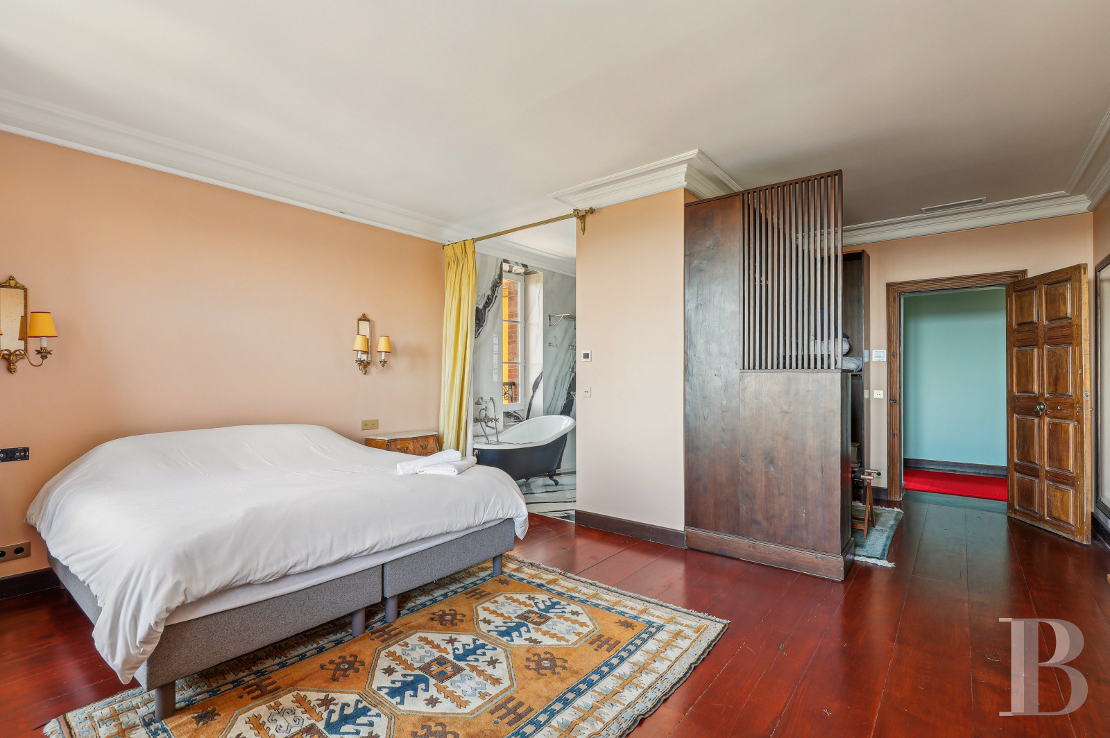 Dans le Var, sur la commune de Sainte-Maxime, une villa d’inspiration italienne dominant l’horizon jusqu’à la mer - photo  n°32