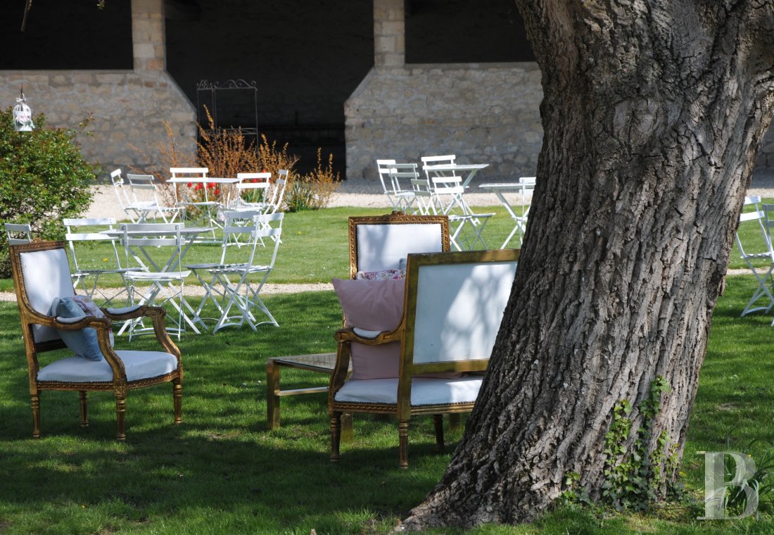 A large 18th century farmhouse and dovecote transformed into a hotel in the Oise, near Senlis - photo  n°8