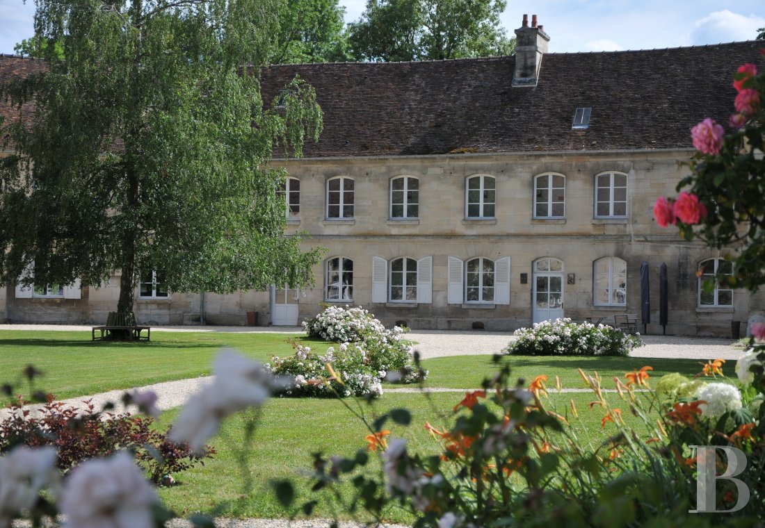 A large 18th century farmhouse and dovecote transformed into a hotel in the Oise, near Senlis - photo  n°5