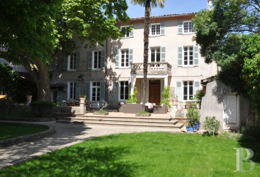 paca - Au cœur d'un village viticole du centre Var, à 35 km de la mer, une grande maison de vigneron et son jardin planté d'arbres centenaires