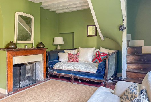 paris - Dans Versailles, place du marché, cachée dans une cour intérieure,   une maison de plus de 150m², à transformer