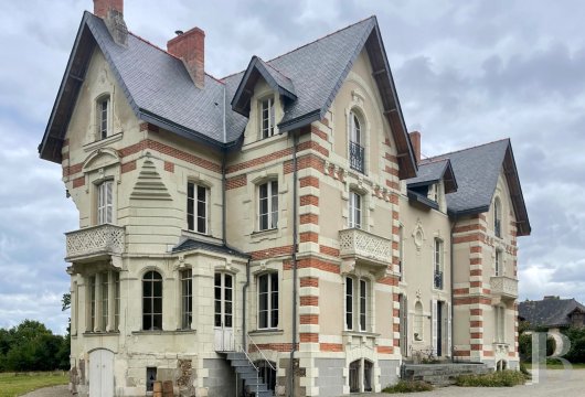 pays-de-loire - Dans le Haut-Anjou, avec un parc de 10 ha, un château du 19e s. et ses dépendances