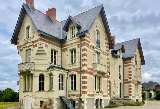 pays-de-loire - A 19th-century chateau and its outbuildings, on 10-hectare grounds  in the natural and historical region of Haut-Anjou