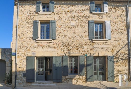 provence-cote-dazur - Dans le nord du Vaucluse, entre Vaison-la-Romaine et Orange, une maison de village entièrement restaurée avec cour et studio indépendant