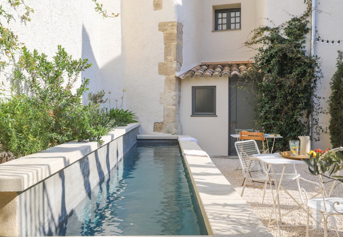 character properties France provence cote dazur   - 10