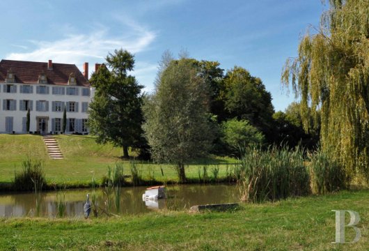 rhones-alps - A 15th-century chateau  on a 13-hectare estate, an hour from Lyon