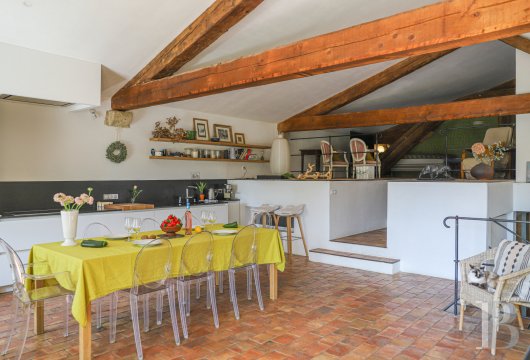 A 17th century building full of light and space in the Luberon, on the outskirts of Lourmarin - photo  n°12