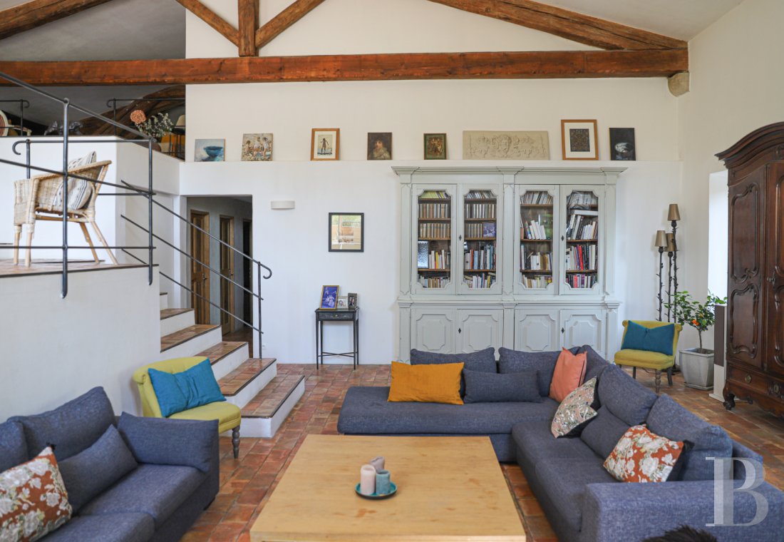 A 17th century building full of light and space in the Luberon, on the outskirts of Lourmarin - photo  n°10