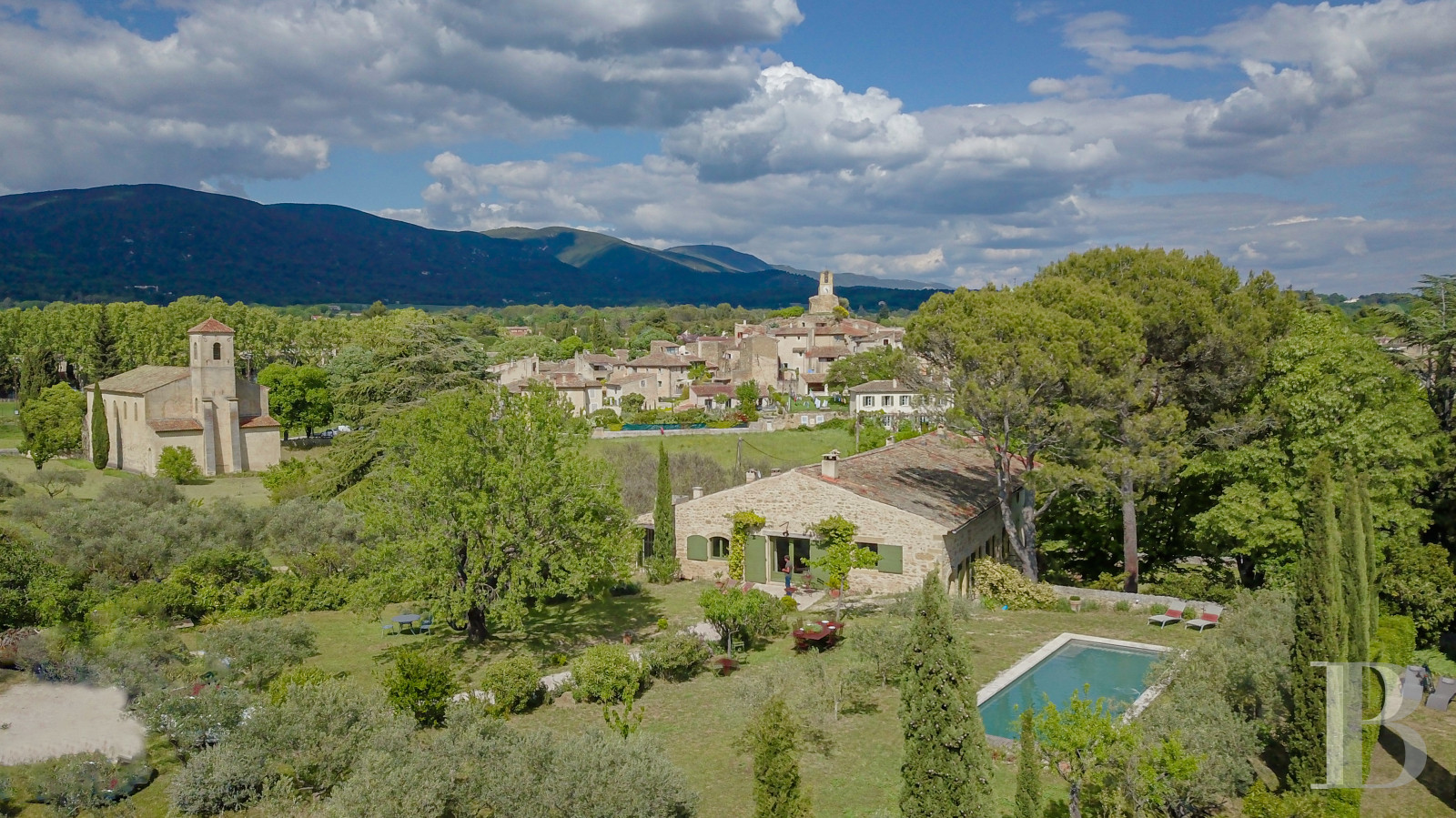 Dans le Luberon, en bordure de Lourmarin, une bâtisse du 17e siècle tout en lumière et en espace - photo  n°1
