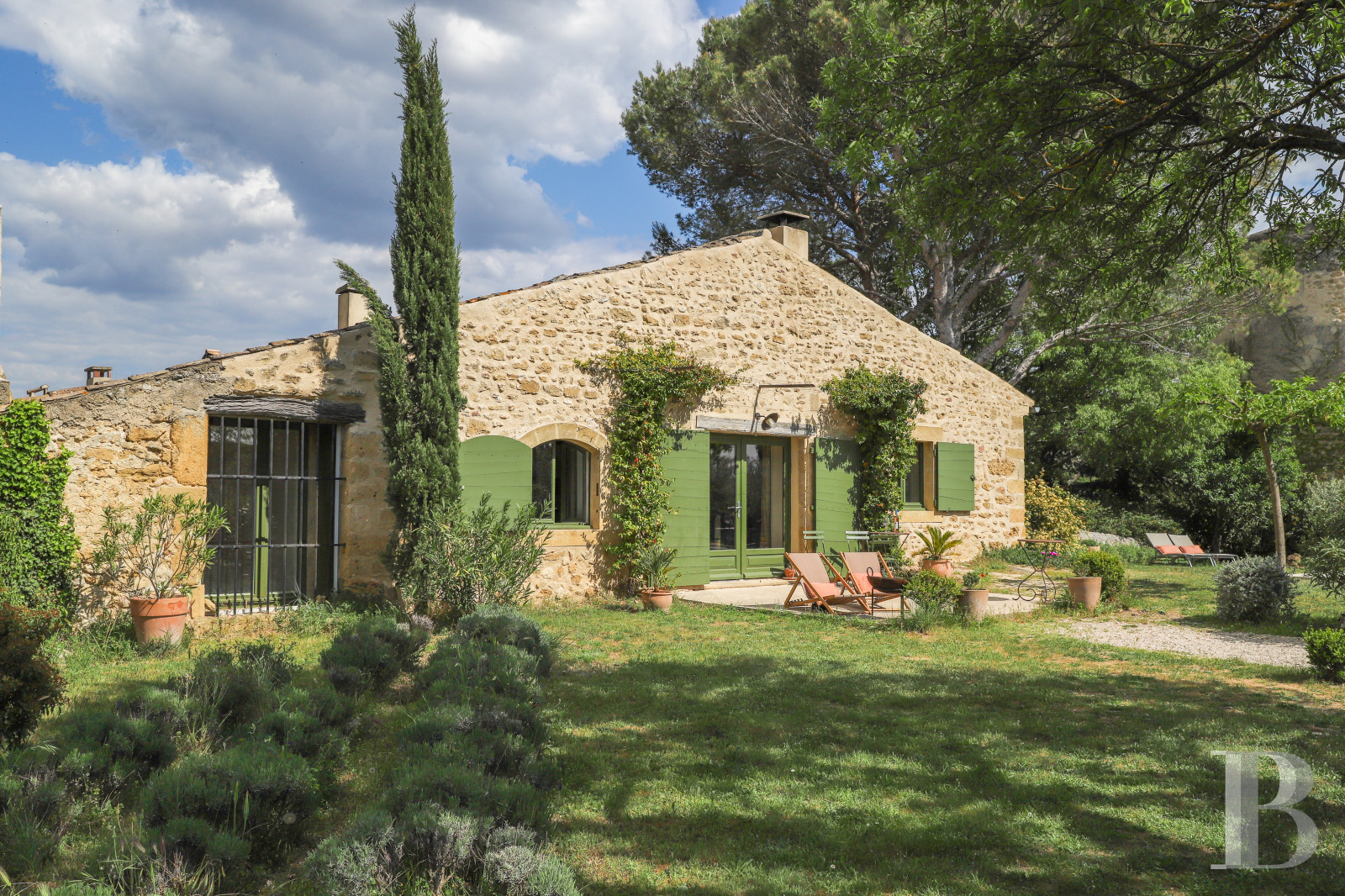 A 17th century building full of light and space in the Luberon, on the outskirts of Lourmarin - photo  n°2