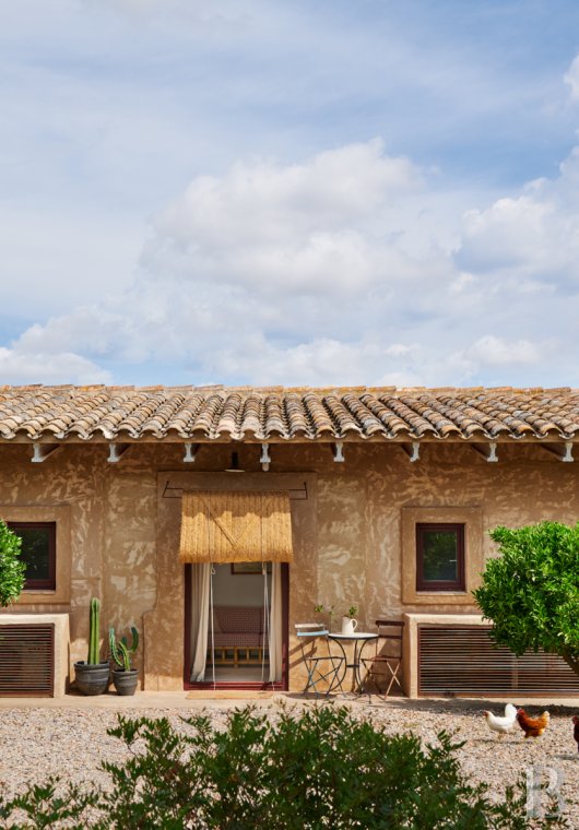 En Catalogne, dans l’arrière-pays de l’Empordà,  une vaste « masia » rénovée en plusieurs maisons - photo  n°7