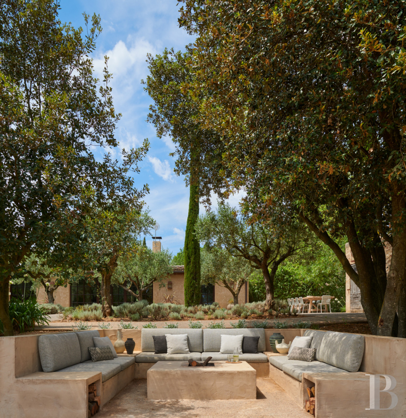En Catalogne, dans l’arrière-pays de l’Empordà,  une vaste « masia » rénovée en plusieurs maisons - photo  n°2
