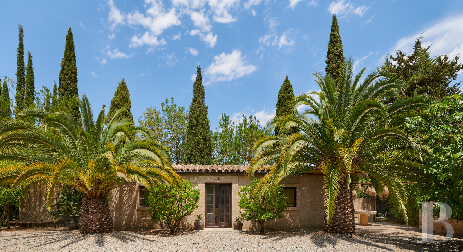 En Catalogne, dans l’arrière-pays de l’Empordà,  une vaste « masia » rénovée en plusieurs maisons - photo  n°1