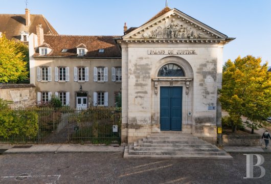 burgundy - The former courthouse and its chapel listed as a historical monument, in Burgundy, in the historical centre of Joigny