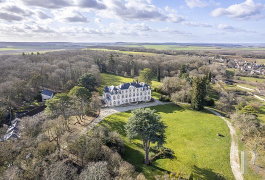 ile-de-france - An imposing 18th-century mansion, with outbuildings, in a landscaped garden, 30 minutes from Fontainebleau