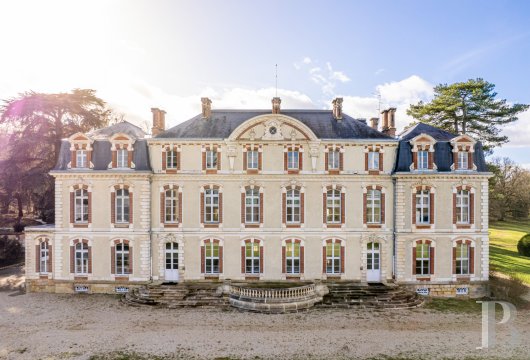ile-de-france - À 30 min de Fontainebleau, un imposant château du 18e s.,  ses dépendances et son parc.