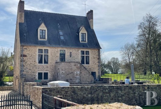 pays-de-loire - A restored 15th-century manor house with outbuildings, a swimming pool, a lake and almost two hectares of bucolic grounds, nestled near the charming city of Le Mans