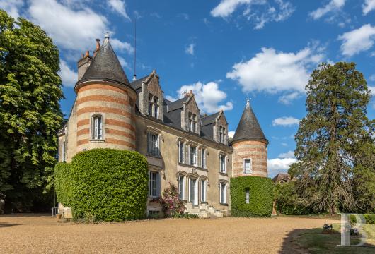 centre-val-de-loire - Au sud du Perche, dans la haute vallée du Loir, un château du 16e s. dans un domaine de 78 ha, traversé par une rivière