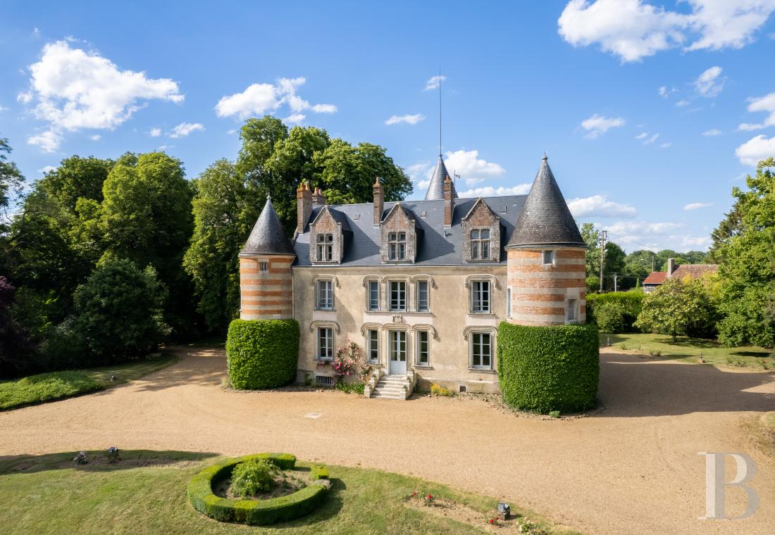 Castles / chateaux for sale - center-val-de-loire - Au sud du Perche, dans la haute vallée du Loir, un château du 16e s. dans un domaine de 78 ha, traversé par une rivière