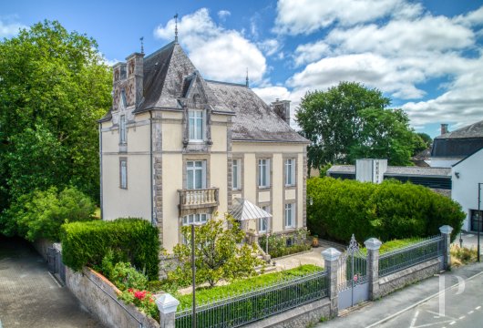pays-de-loire - A late 19th-century manor house in a garden with one-hundred-year-old trees, 20 minutes from Nantes, in a town-centre