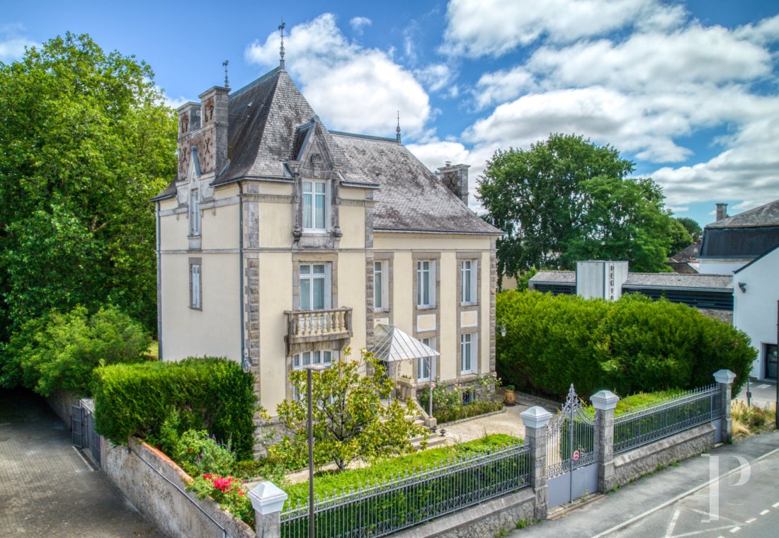 residences & character houses for sale - pays-de-loire - À 20 min de Nantes, en centre-bourg, une maison de maître de la fin du 19e s. et son jardin aux arbres centenaires