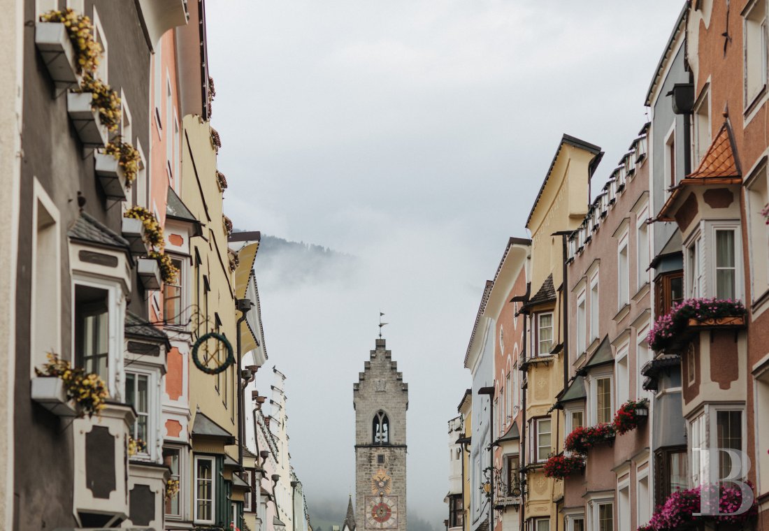 En Italie du Nord, dans une petite ville du Haut Adige, une maison du 14e siècle aménagée en appartements-hôtel - photo  n°1