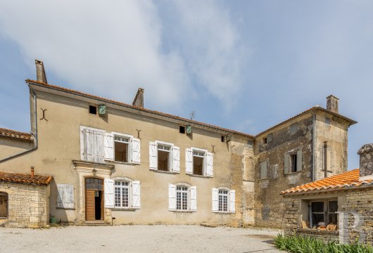 poitou-charentes - In a hamlet 15 minutes from Angoulême, a vast 18th century residence  to be restored, and its garden of almost 4000 m2 