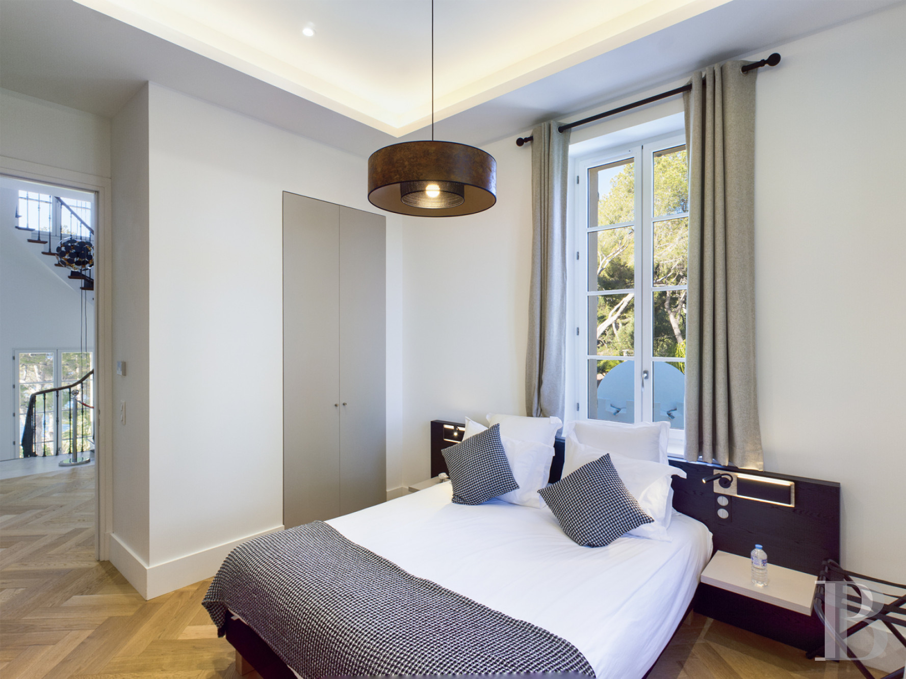 À la Seyne-sur-Mer, dans le Var, une grande villa du 19e siècle posée au-dessus de la mer - photo  n°13