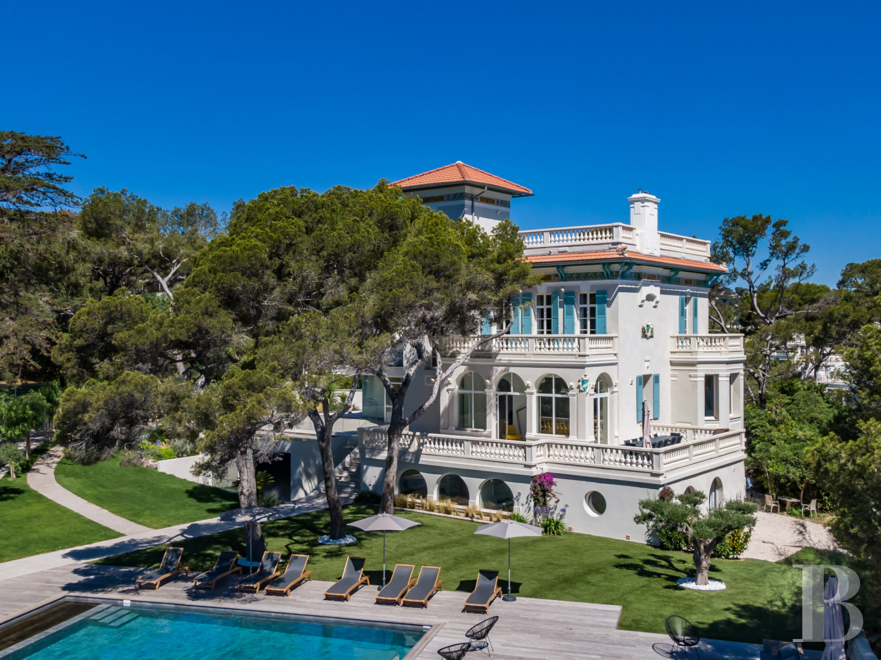 À la Seyne-sur-Mer, dans le Var, une grande villa du 19e siècle posée au-dessus de la mer - photo  n°1