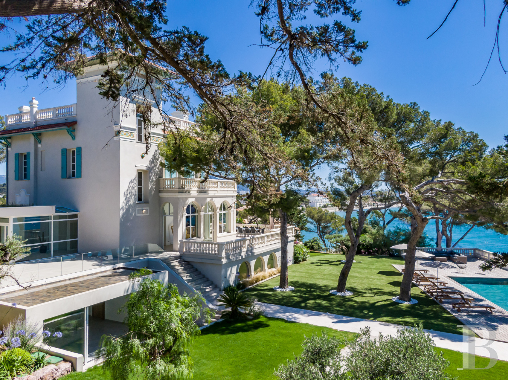 À la Seyne-sur-Mer, dans le Var, une grande villa du 19e siècle posée au-dessus de la mer - photo  n°6
