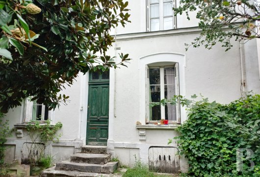 center-val-de-loire - A house with a garden and two garages in Tours,  in France's Loire Valley, not far from the city centre