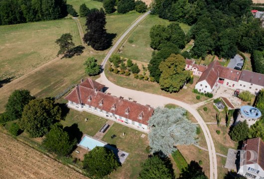 ile-de-france - An 18th-century dwelling and its outbuildings, including 8 accommodations for rent,  surrounded by 58 hectares of grounds, farmland, woods and a pond, in the Seine-et-Marne department
