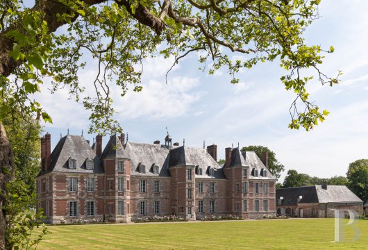 haute-normandie - À 4 km de la Côte d'Albâtre, dans un parc de près de 14 hectares, un château du 17e s. inscrit MH, avec de nombreuses dépendances