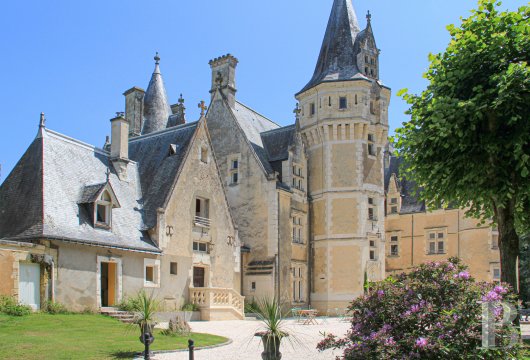 centre-val-de-loire - Dans la vallée du Loir, au nord de Tours, en pleine campagne, un château du 12ème siècle remanié au 19ème sur 25 ha