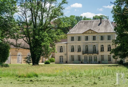 franche-comte - A chateau listed as a historical monument with outhouses, an English-style garden and an orchard, nestled in a village between Besançon and Dole in France’s beautiful Jura area