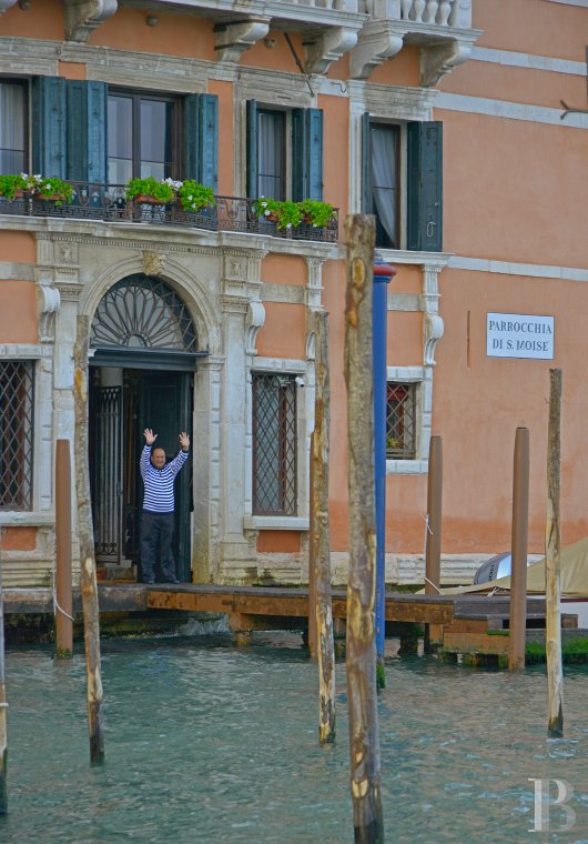 A Venetian palace belonging to an illustrious family with vast apartments on the banks of the Grand Canal  - photo  n°2