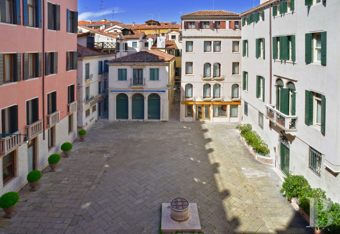 A Venetian palace belonging to an illustrious family with vast apartments on the banks of the Grand Canal  - photo  n°26