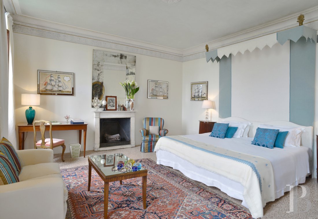 A Venetian palace belonging to an illustrious family with vast apartments on the banks of the Grand Canal  - photo  n°20