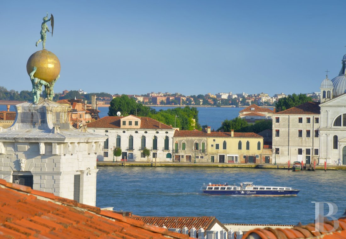 A Venetian palace belonging to an illustrious family with vast apartments on the banks of the Grand Canal  - photo  n°27