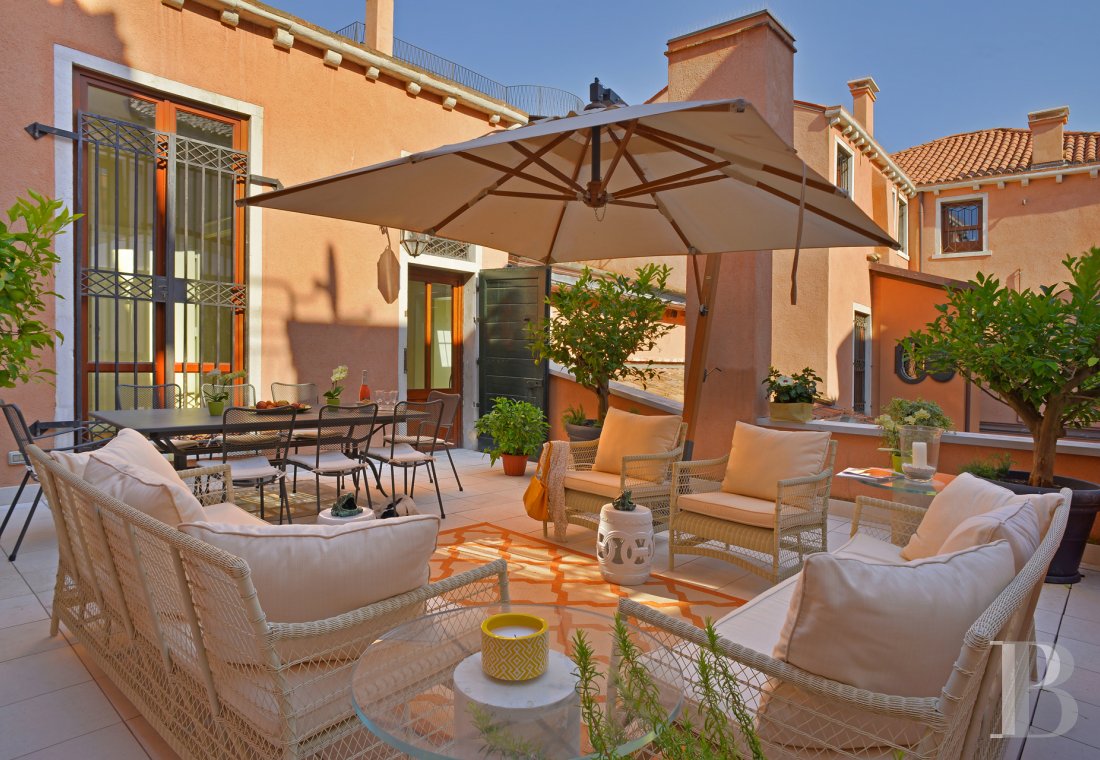 A Venetian palace belonging to an illustrious family with vast apartments on the banks of the Grand Canal  - photo  n°28